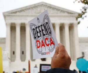 En esta imagen de archivo, tomada el 12 de noviembre de 2019, un grupo de gente se manifiesta en el exterior de la Corte Suprema de Estados Unidos durante una vista del caso por la decisión del presidente Donald Trump de poner fin al programa DACA, impulsado por su predecesor Barack Obama, en Washington. Foto: AP