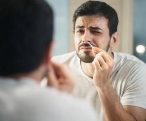 Se recomienda eliminar los vellos de la nariz con tijeras y no con pinzas.