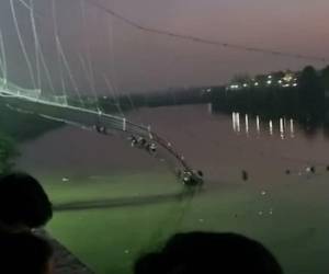 Según responsables locales citados por los medios, las personas en el puente estaban realizando rituales como parte de un festival religioso.