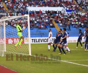 Momento en el que el portero de Olimpia, Edrick Menjívar, se elevaba para sacar un lanzamiento peligroso de Motagua. (Fotos: Moisés Valenzuela / EL HERALDO)