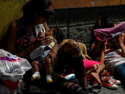 Esmeralda Castillo viaja en la caravana migrante hacia los Estados Unidos. Foto: Agencia AFP.