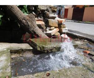 El derrame de agua luego del robo de contadores. Fotos: Johny Magallanes/EL HERALDO