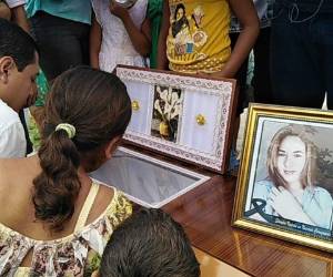 Decenas de personas le dieron el último adiós a la maestra Ingrid Ulloa. Foto: Hecho en Trinidad S.B.