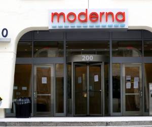 La firma estadounidense de biotecnología Moderna, el 18 de mayo de 2020, informó resultados 'positivos intermedios' en las primeras pruebas clínicas de su vacuna contra el nuevo coronavirus realizado en un pequeño número de voluntarios. Foto: Agencia AFP.