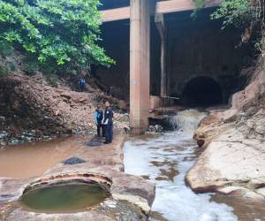 El cuerpo estaba en una de las bases del puente.