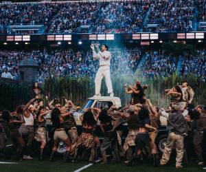 Bad Bunny cumplió su promesa. El show de medio tiempo del Super Bowl LX fue una carta de amor a Latinoamérica, donde cada detalle funcionó como recordatorio de las tradiciones que unen al continente. Desde el primer segundo hasta el cierre, Benito Antonio Martínez Ocasio, su nombre de pila, tejió un espectáculo que trascendió la música para convertirse en un manifiesto cultural.