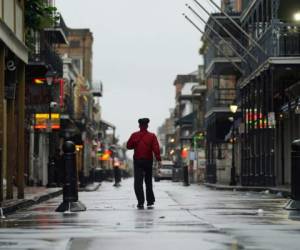 Un hombre camina sobre la calle Bourbon en el distrito francés antes de la llegada del huracán ida. Foto: AP