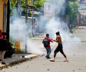 Varios negocios e instituciones bancarias de la ciudad cerraron sus puertas el viernes tras actos de vandalismo que se produjeron en la noche del jueves.