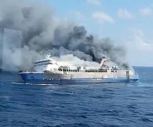 Continua la búsqueda de 41 personas por incendio en un ferry, que se cobró la vida de cinco pasajeros en Indonesia.
