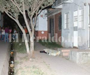 El cuerpo del joven aún no ha sido identificado por las autoridades. El hecho se registró en el sector 1 de la colonia. Foto: Marvin Salgado / EL HERALDO
