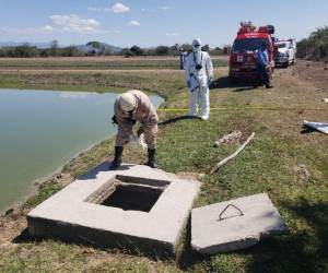 Miembros del cuerpo de Bomberos de Talanga realizaron la recuperación del cuerpo con el uso de cuerdas.