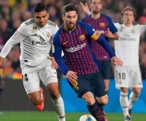 Leo Messi mientras era marcado por el brasileño Casemiro en El Clásico anterior. (Foto: AFP)