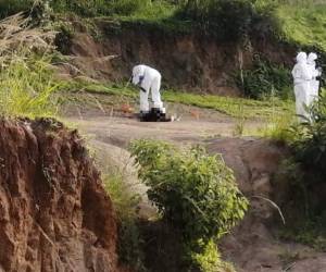 En el lugar se contabilizaron más de cinco casquillos de arma automática.