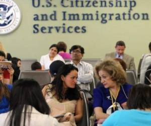 Las autoridades de USCIS advirtieron que deben de recibir las solicitudes lo antes posible. Foto: Agencia AFP