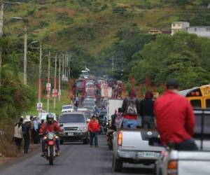 Decenas de vehículos esperaban a que el tráfico avanzara. Foto: Estalin Irías/ EL HERALDO