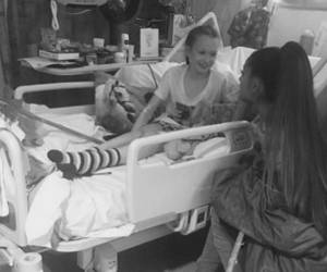 Ariana Grande habla con una de las niñas que resultó herida en el atentado registrado en Manchester Arena.