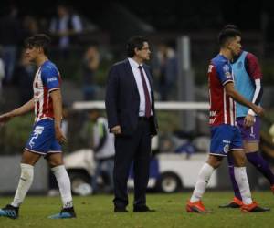 El técnico de Chivas Luis Fernando Tena al final de un partido de la liga mexicana contra el América en el estadio Azteca de la capita. (AP Foto/Eduardo Verdugo, archivo).