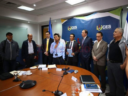 Los diferentes sectores que conforman el CES se reunieron ayer con el ministro de la Presidencia, Ebal Díaz, para entregar de nuevo el anteproyecto de la Ley del IHSS y que sea reenviada al CN.