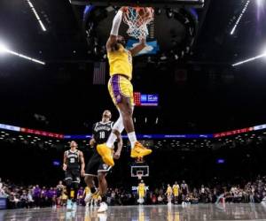 LeBron James #6 de Los Angeles Lakers en duelo ante los Brooklyn Nets en Nueva York. Foto: AFP