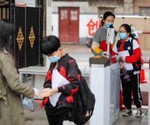 Algunas escuelas volvieron a abrir y las restricciones de circulación se levantaron. Foto AFP