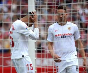 El delantero marroquí de Sevilla Youssef En-Nesyri reacciona junto al delantero holandés de Sevilla Luuk de Jong después de perder una oportunidad de gol durante el partido de fútbol de la Liga. Foto: AFP.
