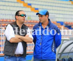 Pedro Atala, presidente del Motagua, platica con Diego Vazquez, entrenador del club.