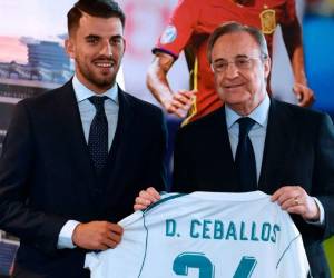 Dani Ceballos junto a Florentino Pérez durante la presentación en el Santiago Bernabéu. (Fotos: AFP)