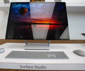 La nueva computadora costará 2.999 dólares y estará disponible en cantidades limitadas a partir de Navidad. Foto: AFP