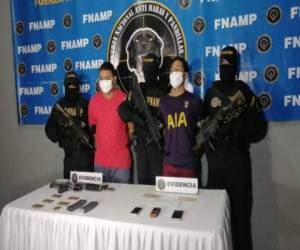 La Fuerza Nacional Antimaras y Pandillas (FNAMP) presentó a los supuestos criminales ante los medios de comunicación.