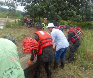 Las autoridades realizan búsquedas a la orilla del río Guayambre con la esperanza de encontrar a los desaparecidos.