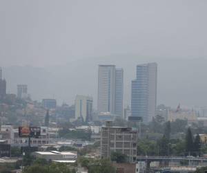Luego de estar bajo una capa de humo la visibilidad está mejorando notablemente en la ciudad, la contaminación fue muy alta.