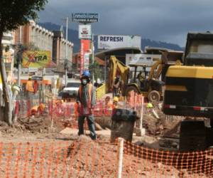 A unos metros de las instalaciones de la Cámara de Comercio e Industria de Tegucigalpa ( CCIT), se construye un túnel peatonal. Foto: Efraín Salgado/EL HERALDO.