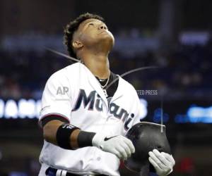 El jugador de los Marlins de Miami Starlin Castro camina a la banca tras ceder un out en una rola en el cuarto innning de un partido contra los Bravos de Atlanta. Foto:AP
