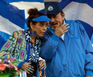 En esta fotografía de archivo del 5 de septiembre de 2018, el presidente nicaragüense Daniel Ortega, y su esposa, la vicepresidenta Rosario Murilla, encabezan una manifestación en Managua, Nicaragua. (AP Foto/Alfredo Zuniga, Archivo)