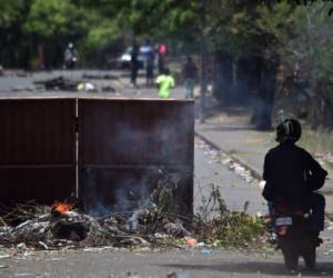 En las ciudades de León y Masaya hubo 'quema de vehículos particulares, saqueo y destrucción de edificios públicos' así como robos en centros comerciales, informó el gobierno. Foto: AFP