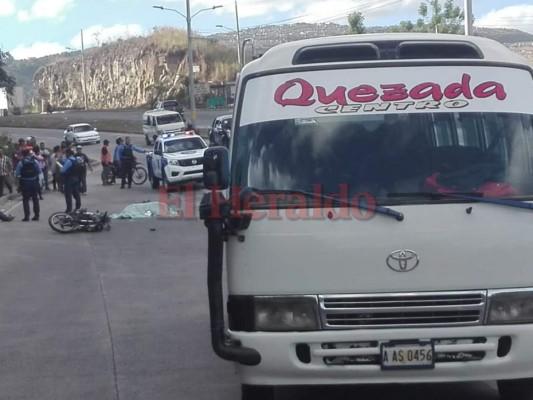 El bus rapidito de la Quezada-Centro se estacionó solo metros adelante del hecho.