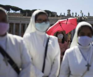 Monjas y otras personas escuchan el mensaje el papa Francisco en la Plaza de San Pedro, en Roma, el 6 de septiembre de 2020. (AP Foto/Gregorio Borgia)