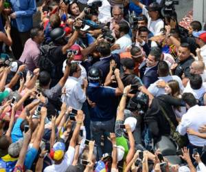 El autoproclamado presidente de Venezuela, Juan Guaidó, regresó a su país luego de realizar una gira por por Colombia, Brasil, Paraguay, Argentina y Ecuador, que inició el 22 de febrero en la ciudad colombiana de Cúcuta en el marco del fallido intento de ingreso de ayuda humanitaria. Foto: AFP