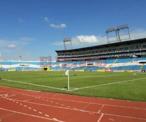 Los jugadores de Marathón y la cuarteta arbitral fueron los primeros en irse del estadio. (Foto: El Heraldo Honduras/ Noticias Honduras hoy)