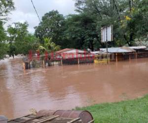 Más de 70 familias fueron evacuadas entre los municipios de Comayagua y Siguatepeque debido a las inundaciones. Además, se dañaron puentes, carreteras y sistemas de agua potable.