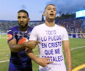 Erick Andino celebra su anotación en el clásico ante Olimpia, posando frente al lente de El Heraldo junto a Reiniery Mayorquín. Foto: Ronal Aceituno / Grupo OPSA.