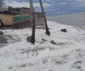 El fuerte oleaje provocado por la tormenta tropical Cristina golpea la comunidad de Cedeño, Choluteca, donde el mar continúa amenazando con invadir zonas habitadas y mantiene en alerta a decenas de familias costeras.