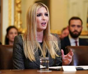Ivanka Trump, izquierda, hija y asistente del presidente Donald Trump, hace gestos mientras habla durante una conferencia.