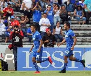 Roberto Alvarado de Cruz Azul celebra su gol contra Lobos Buap. Foto AFP