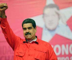 Nicolás Maduro levanta el puño durante un mitin en el estadio Poliedro de Caracas, Venezuela. Foto AFP