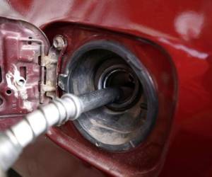 Durante agosto, el gobierno subsidiará el 50% de los aumentos a los combustibles, pero no se ha especificado cuáles refinados.