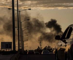 Humo proveniente de autos en llamas ennegreció el cielo durante una balacera en Culiacán durante la batalla por el hijo de 'El Chapo'. Foto: AP.