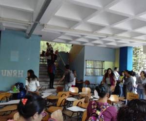 Mientras un grupo de estudiantes insiste con la interrupción de clases, un gran número de universitarios exige el retorno a las actividades académicas.