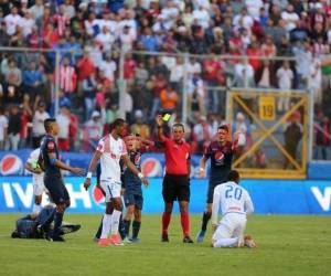 Un partido muy friccionado están jugando Motagua y Olimpia donde ya suman cinco tarjetas amarillas. Foto EL HERALDO