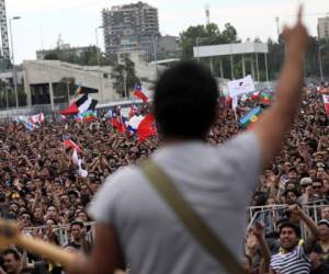 Un músico le habla al público en el parque O'Higgins durante un concierto antigubernamental, en Santiago, Chile, el domingo 27 de octubre de 2019.